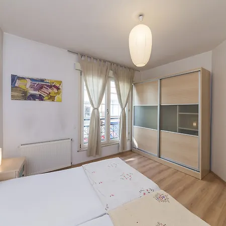 Apartament Amedros *